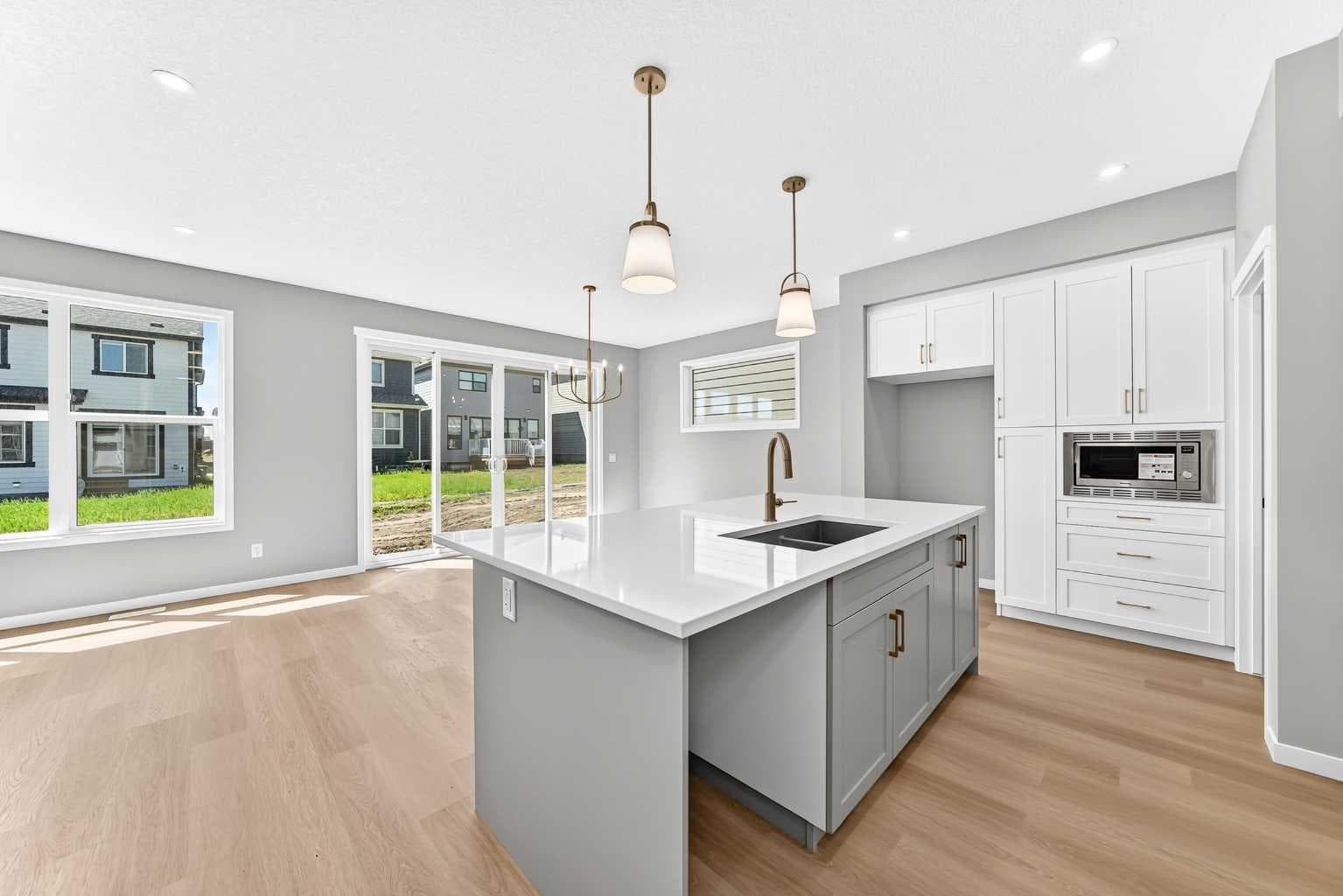547 Mercado Avenue SE