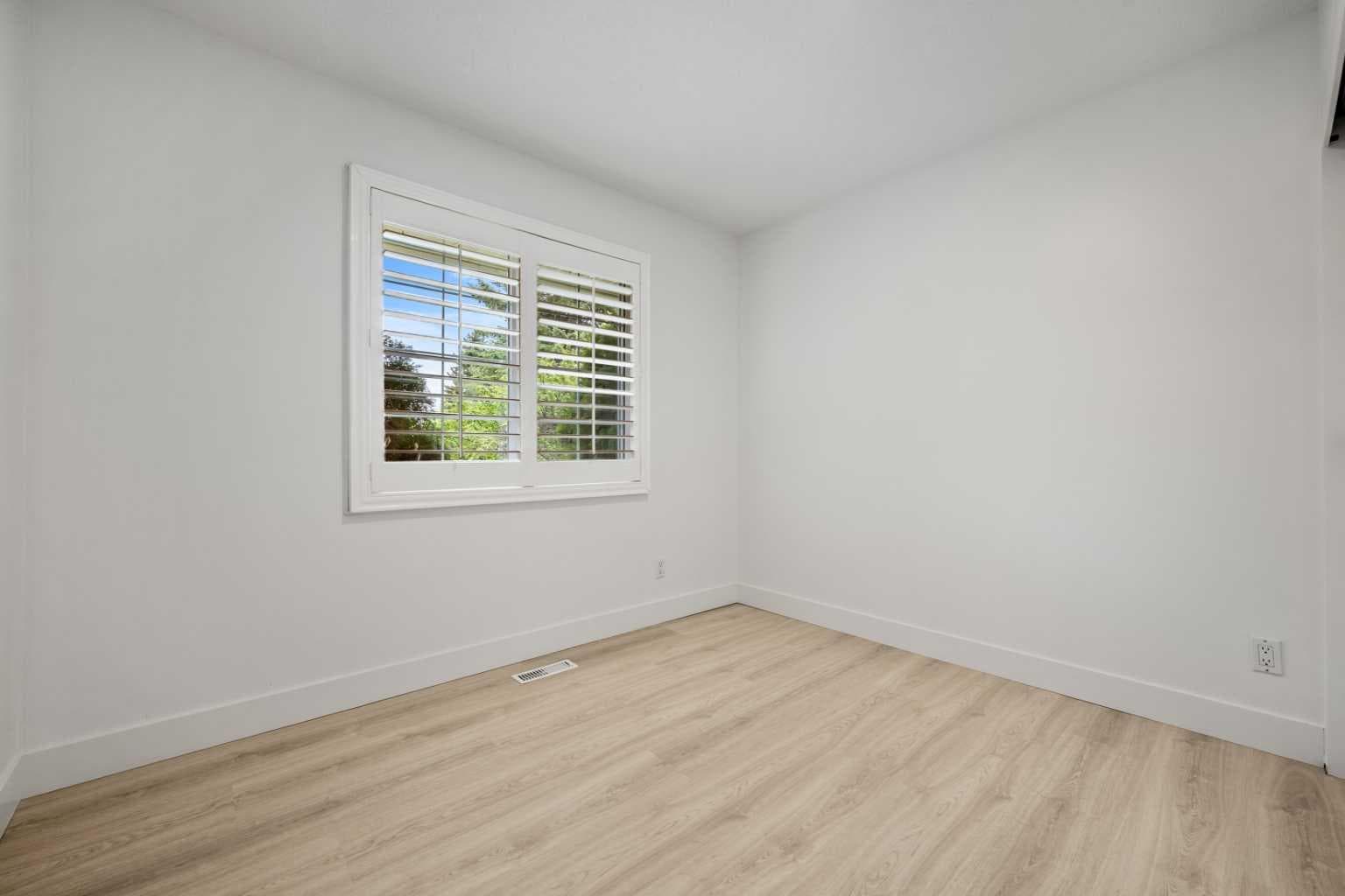 235 Lake Rosen Crescent SE