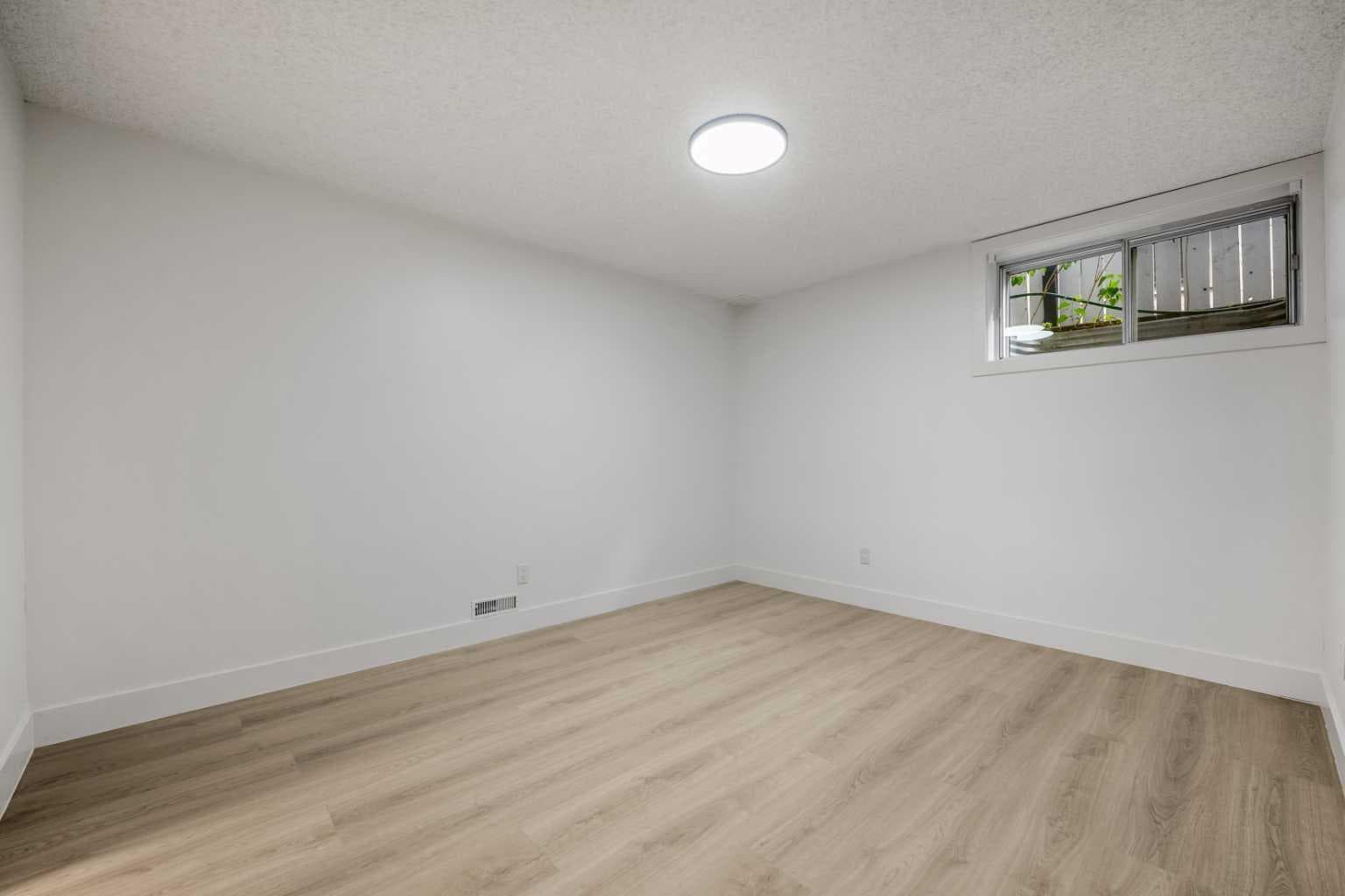 235 Lake Rosen Crescent SE