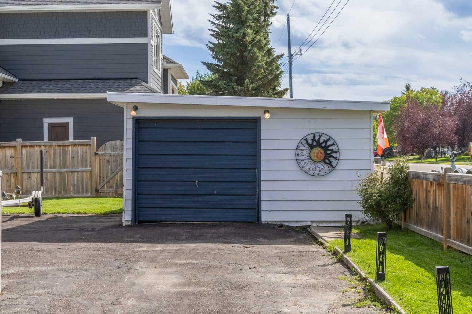 828 West Chestermere  