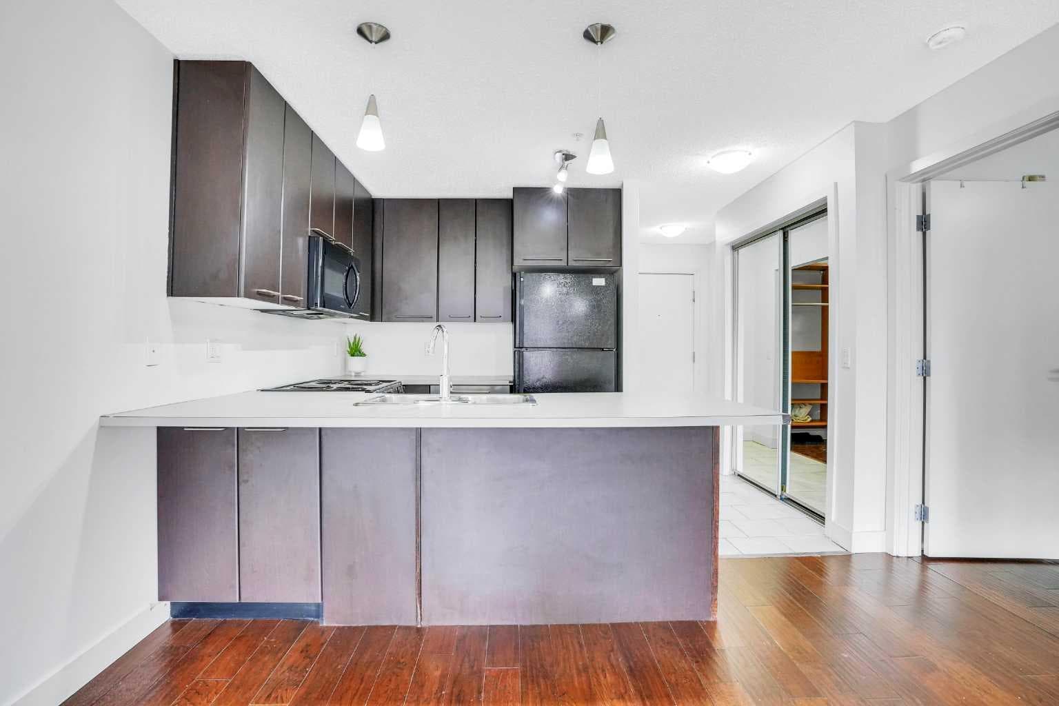 250, 35 Richard Court SW