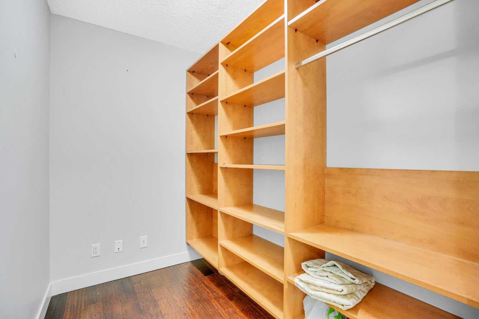 250, 35 Richard Court SW