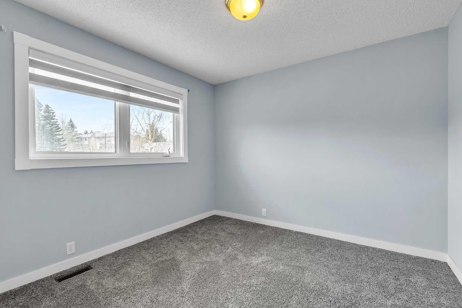 215 Edgevalley Mews 