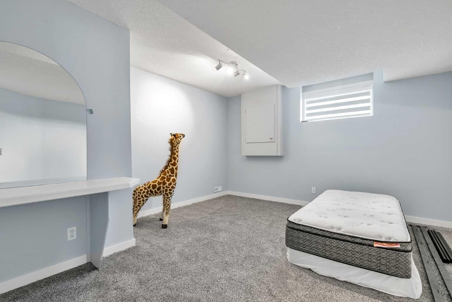 215 Edgevalley Mews 