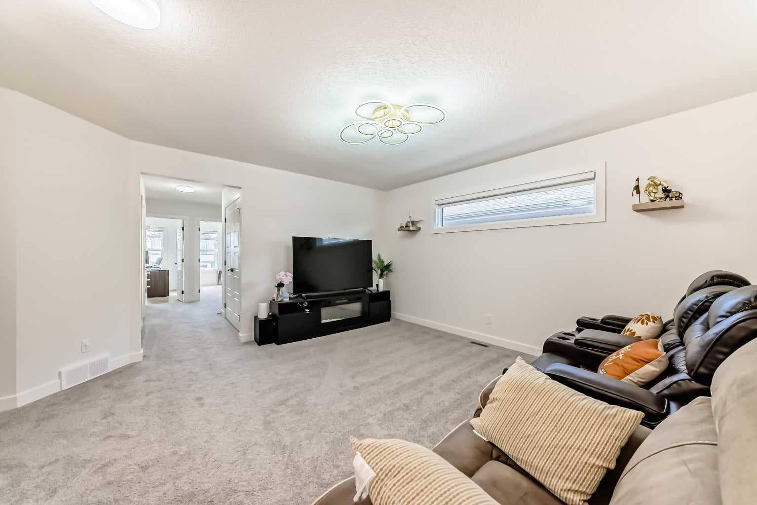 287 Amblehurst Way NW