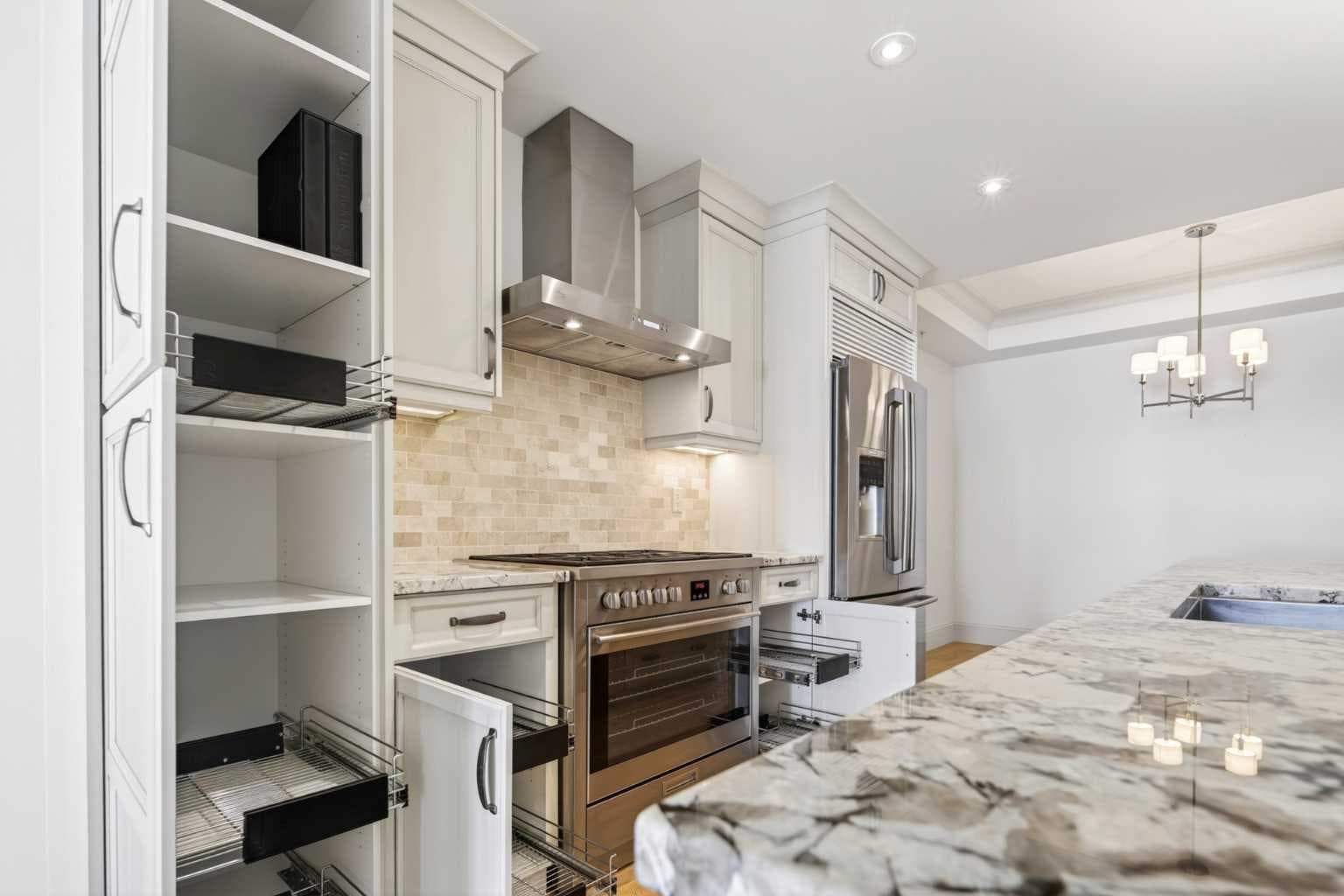 305, 221 Quarry Way SE