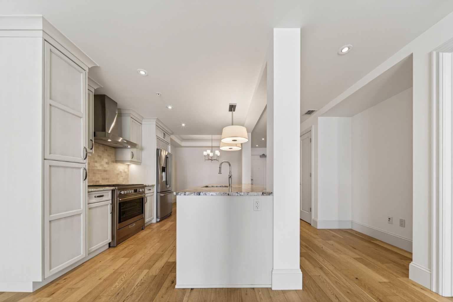 305, 221 Quarry Way SE
