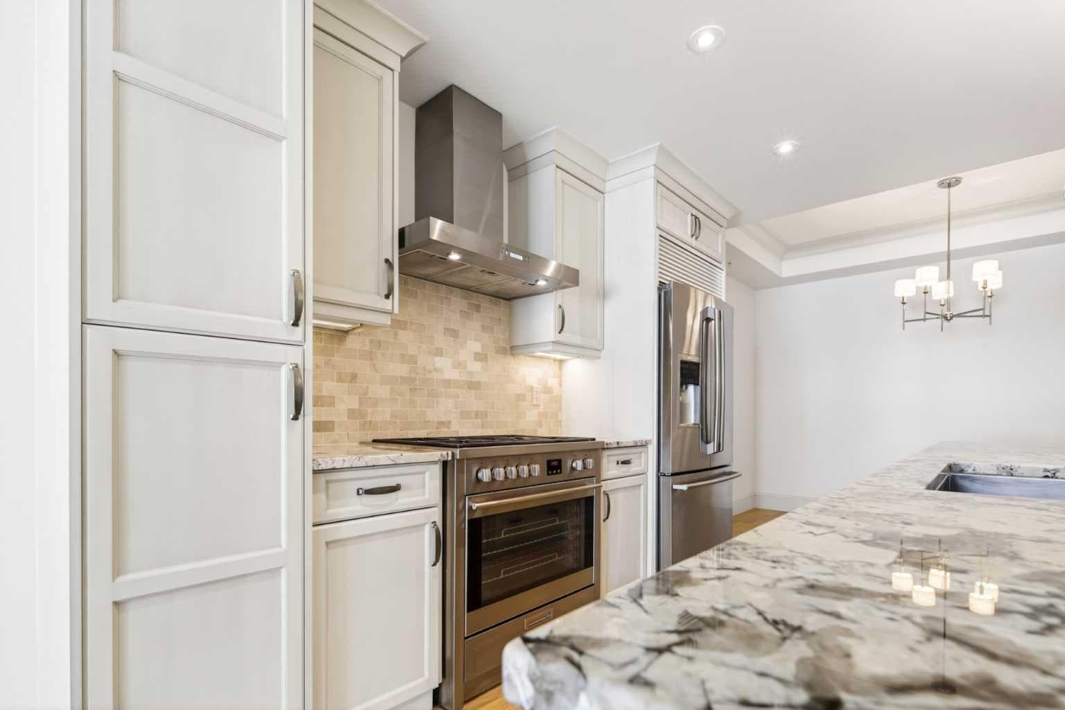 305, 221 Quarry Way SE