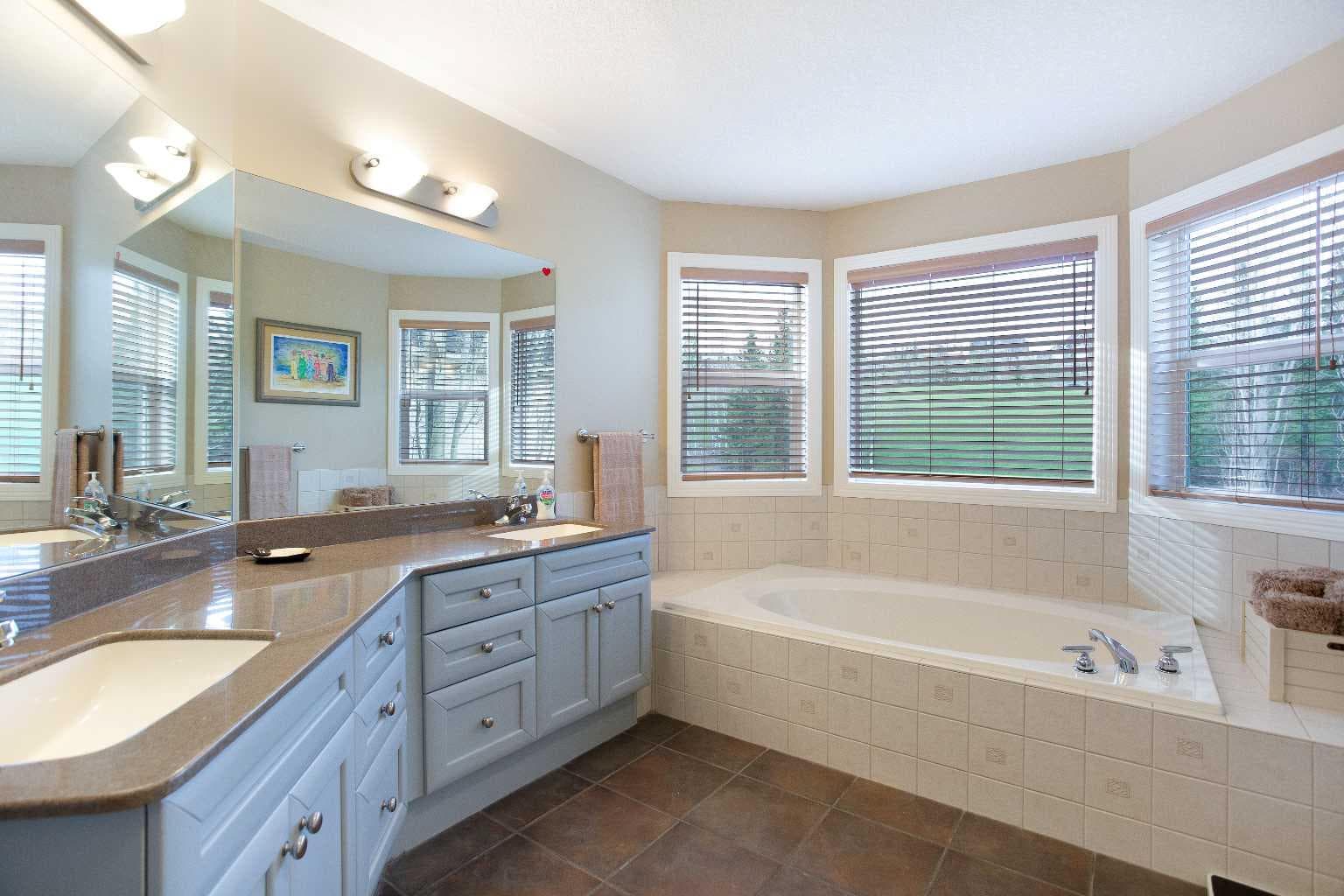 30 Discovery Ridge Gardens SW