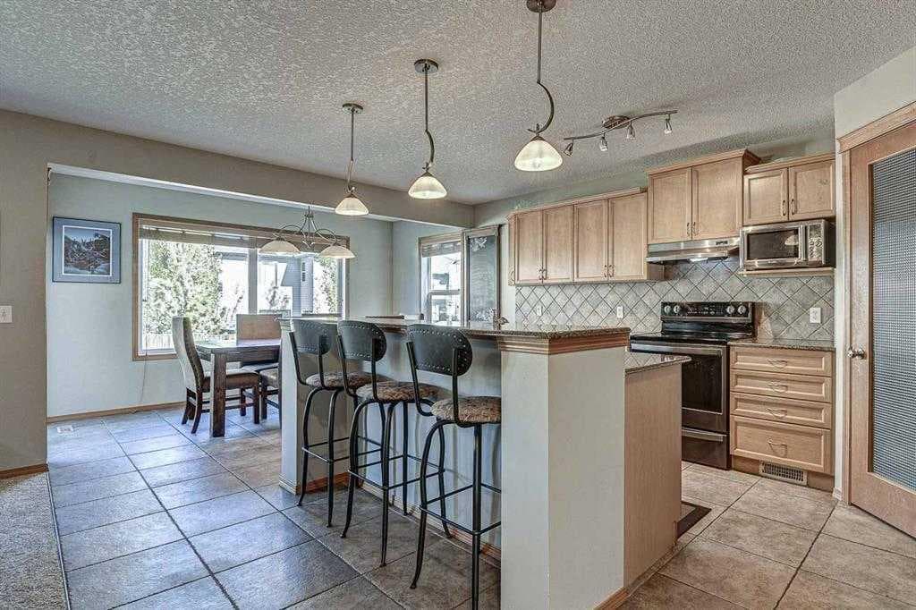225 Kincora Heights NW