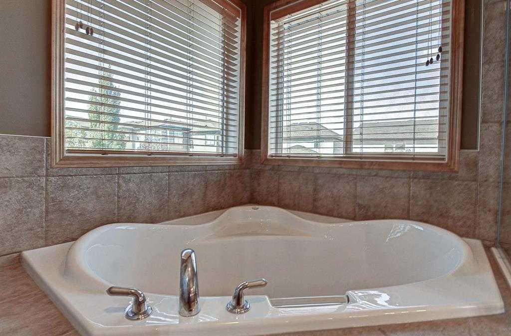 225 Kincora Heights NW