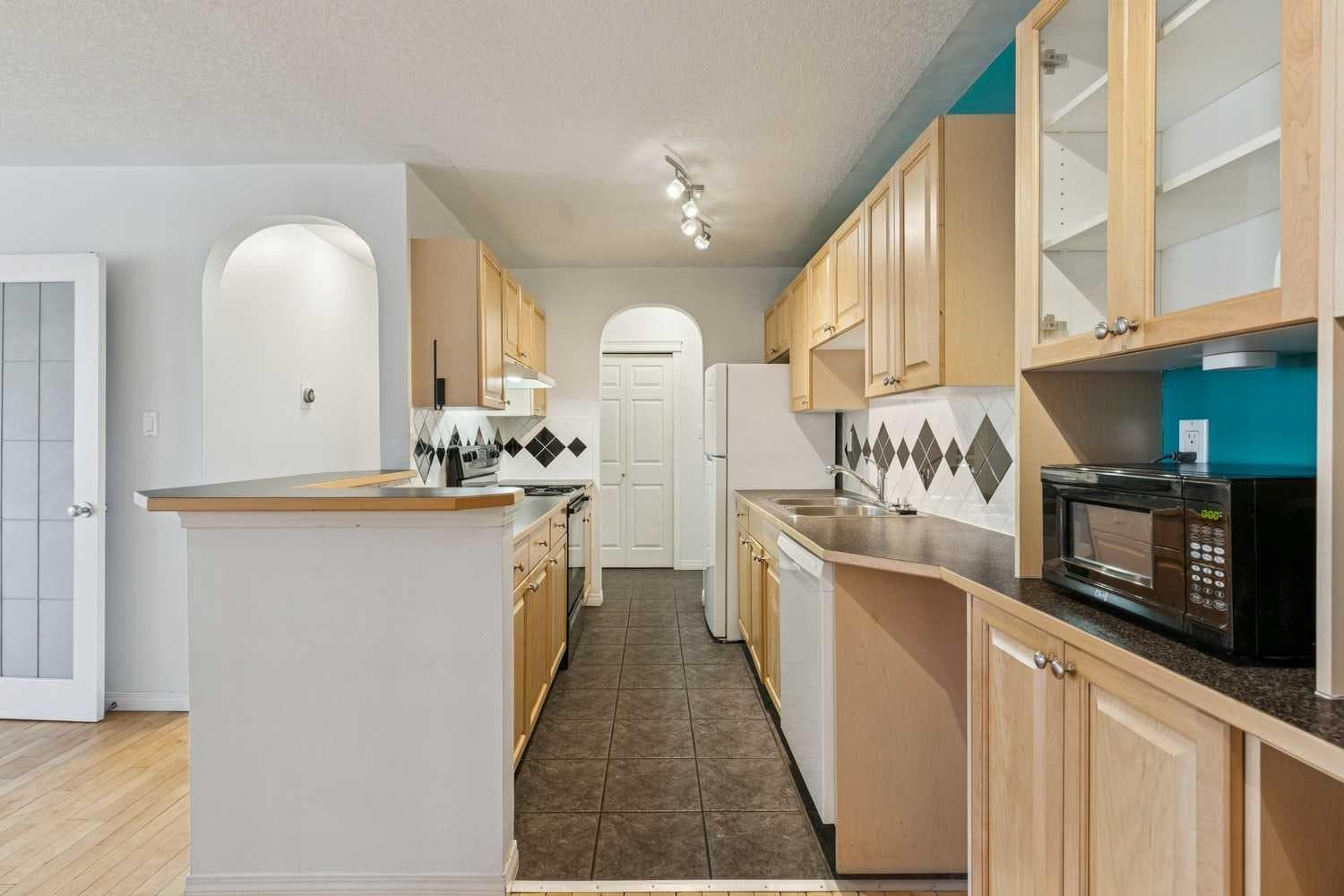 301, 638 Meredith Road NE