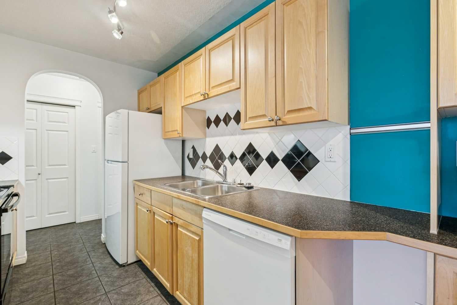 301, 638 Meredith Road NE