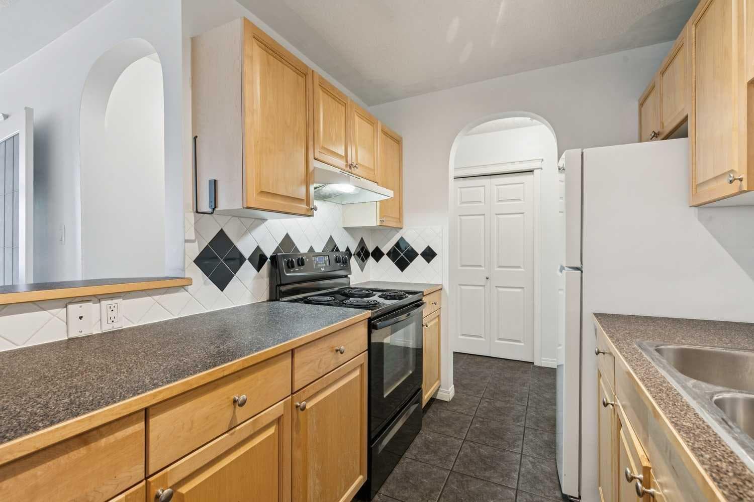 301, 638 Meredith Road NE