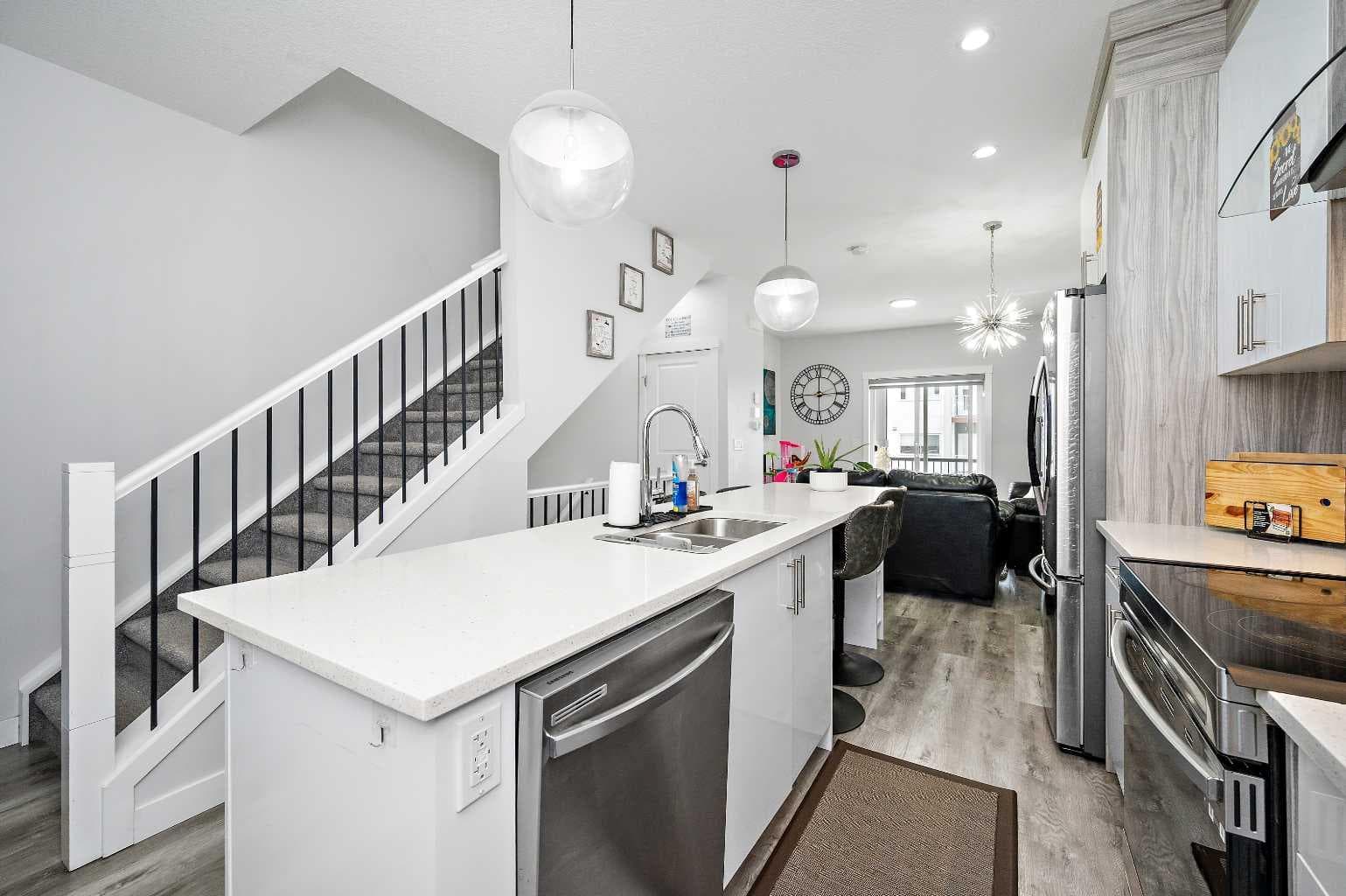 904, 95 Skyview Close NE