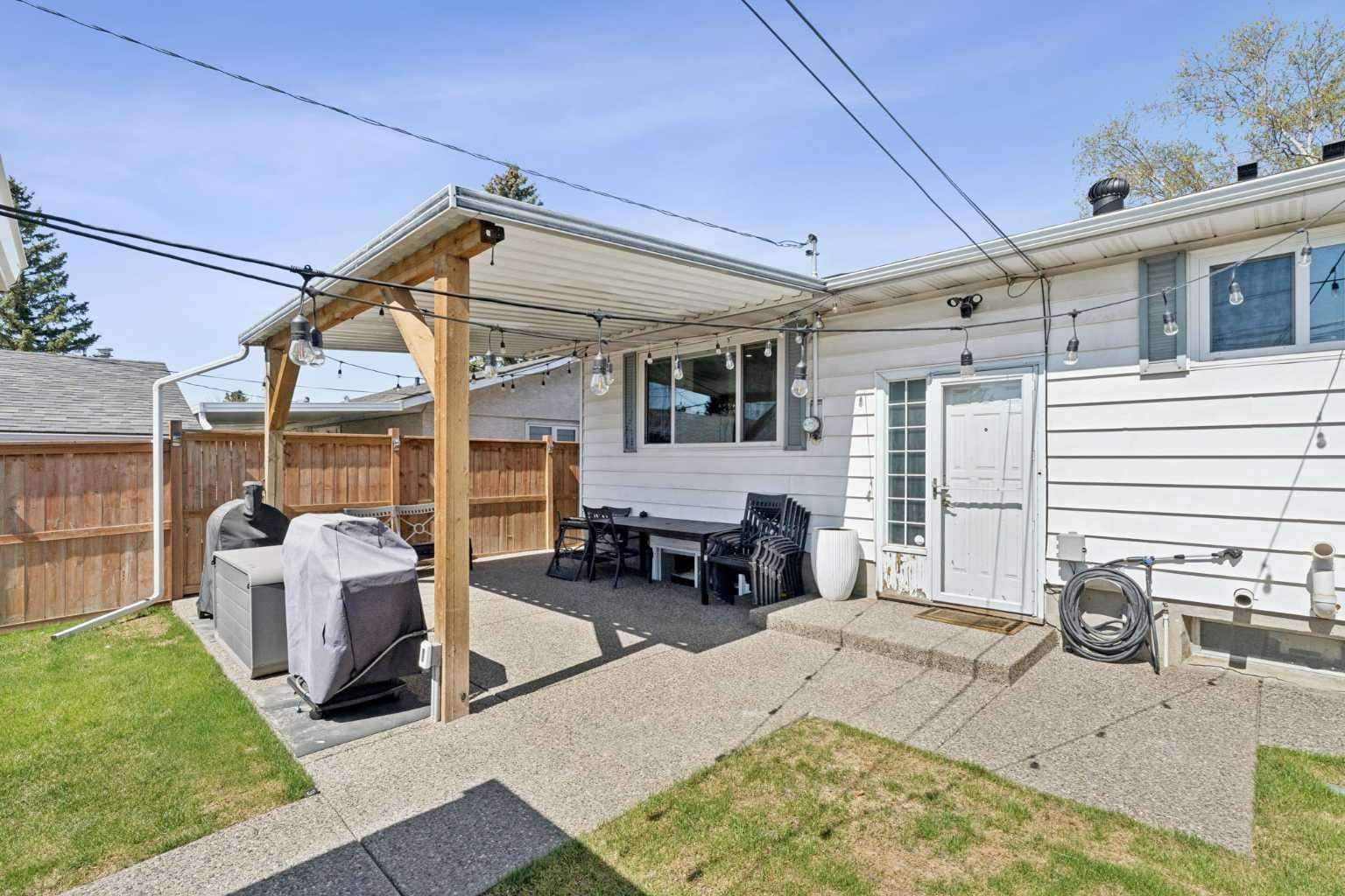 2219 Munro Drive NE