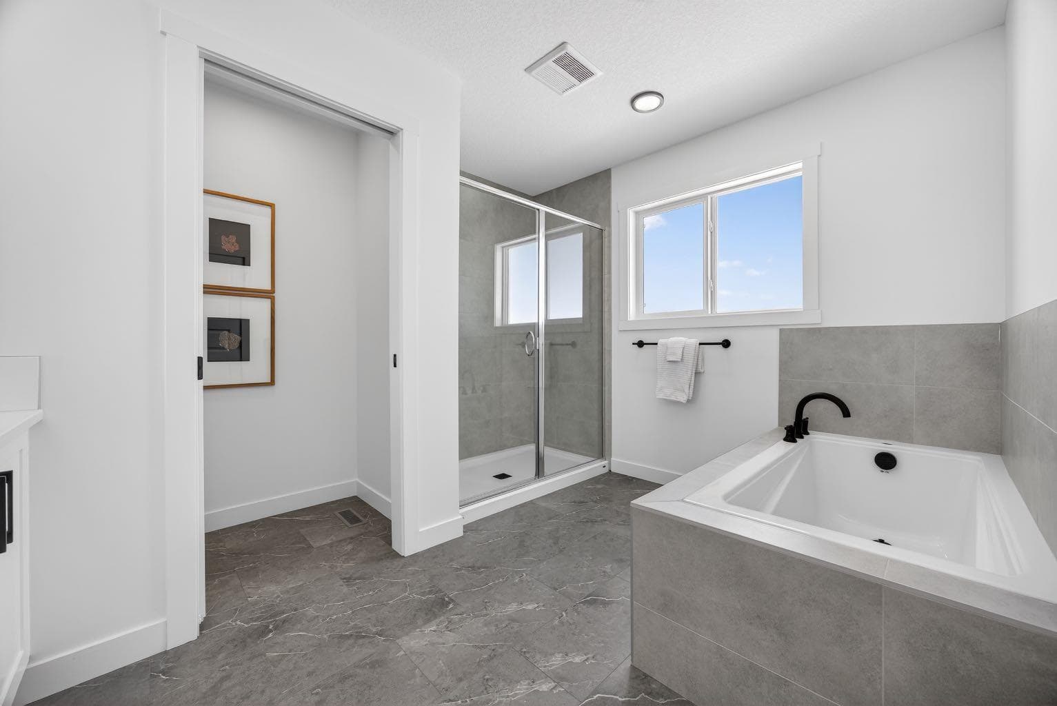 1090 Bayview Crescent 
