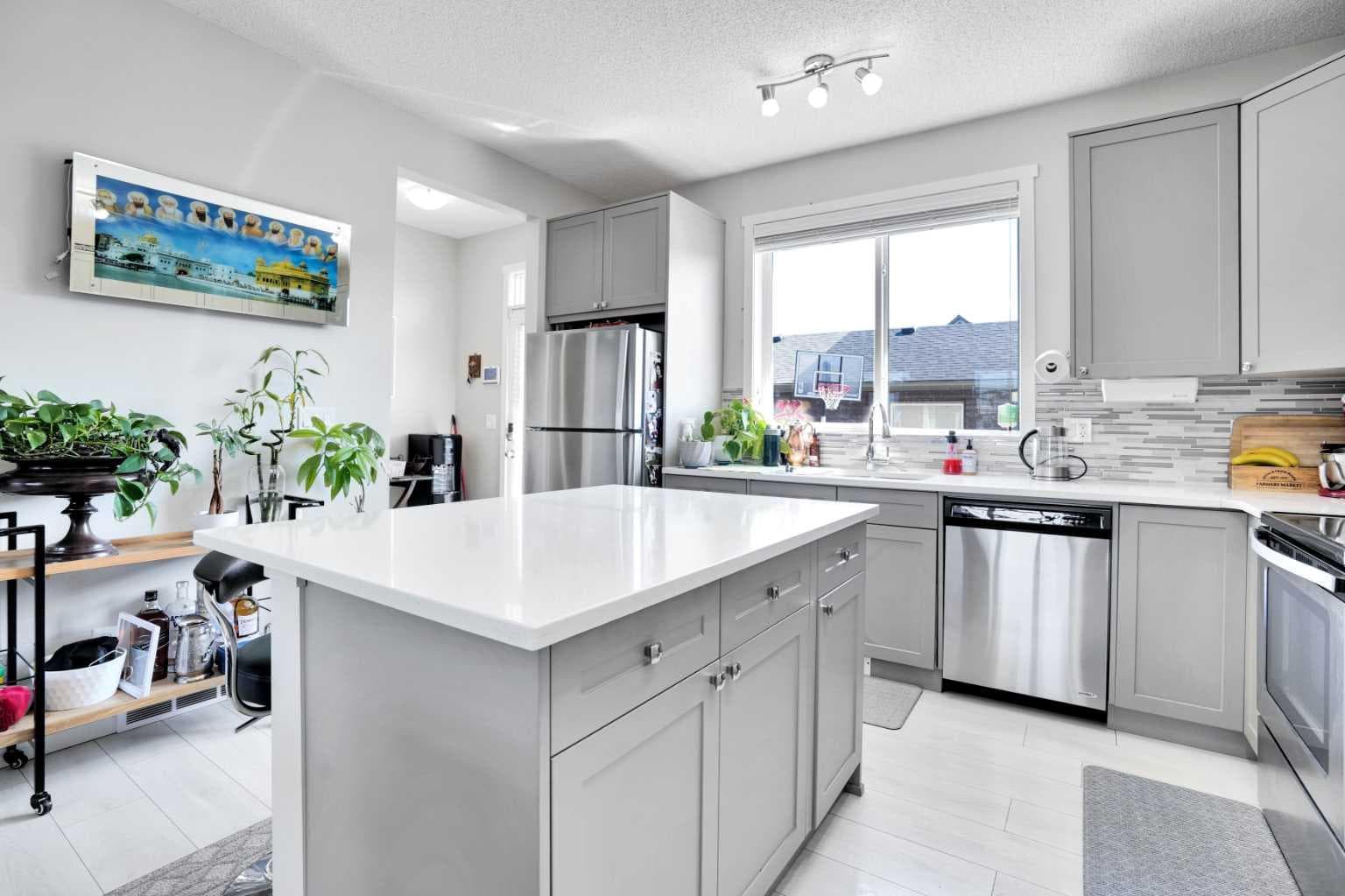 215 Savanna Parade NE