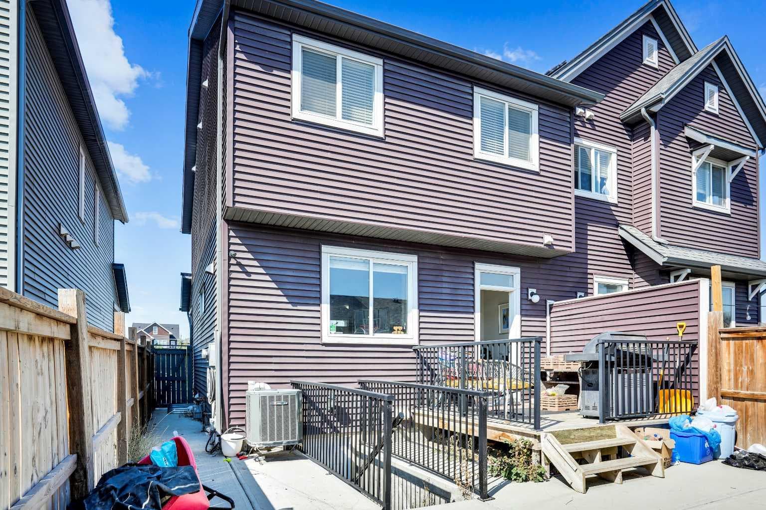 215 Savanna Parade NE