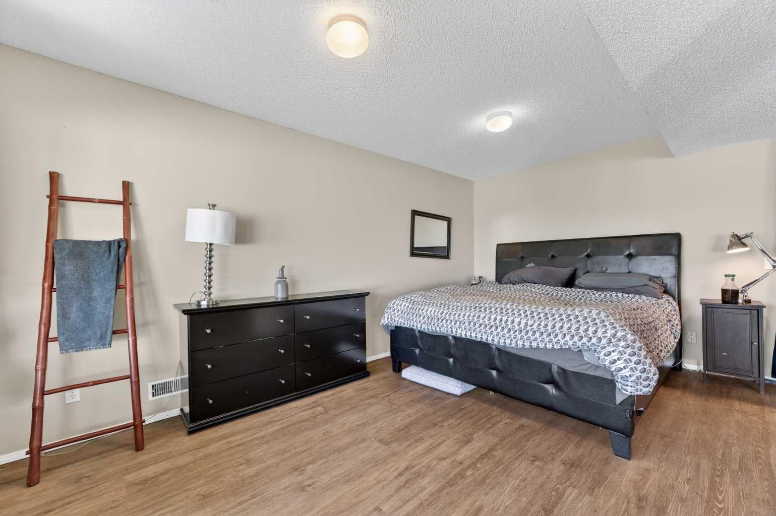 44 Bridlepost Green SW