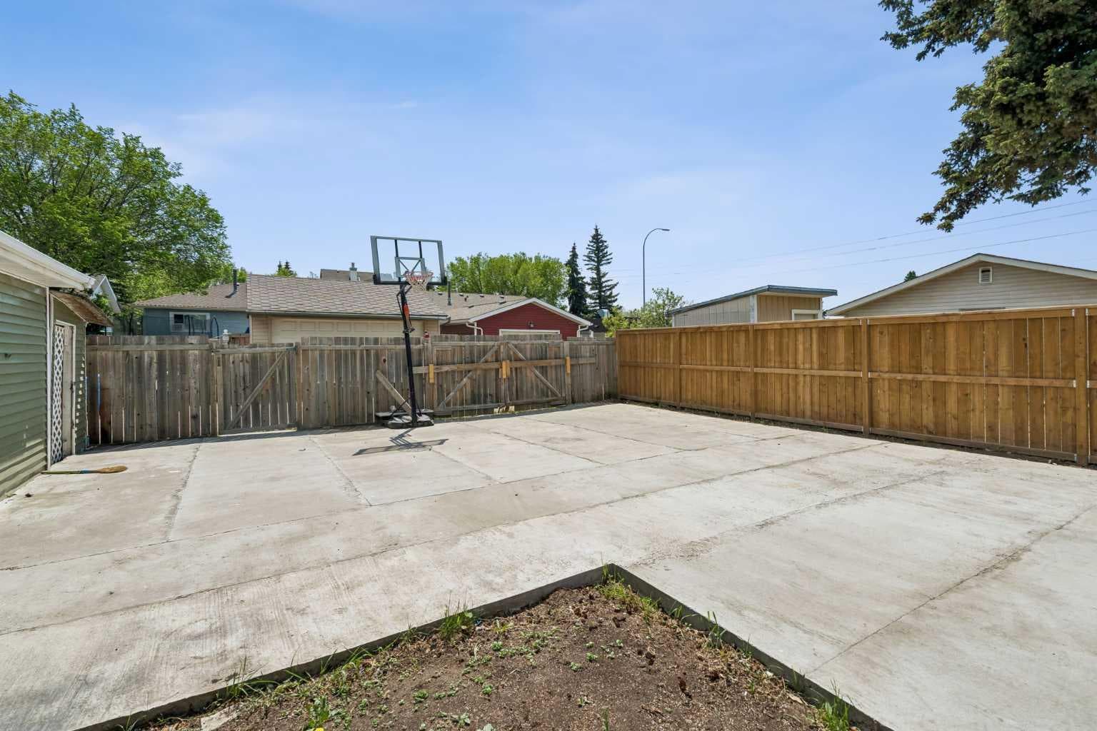 83 Appletree Close SE