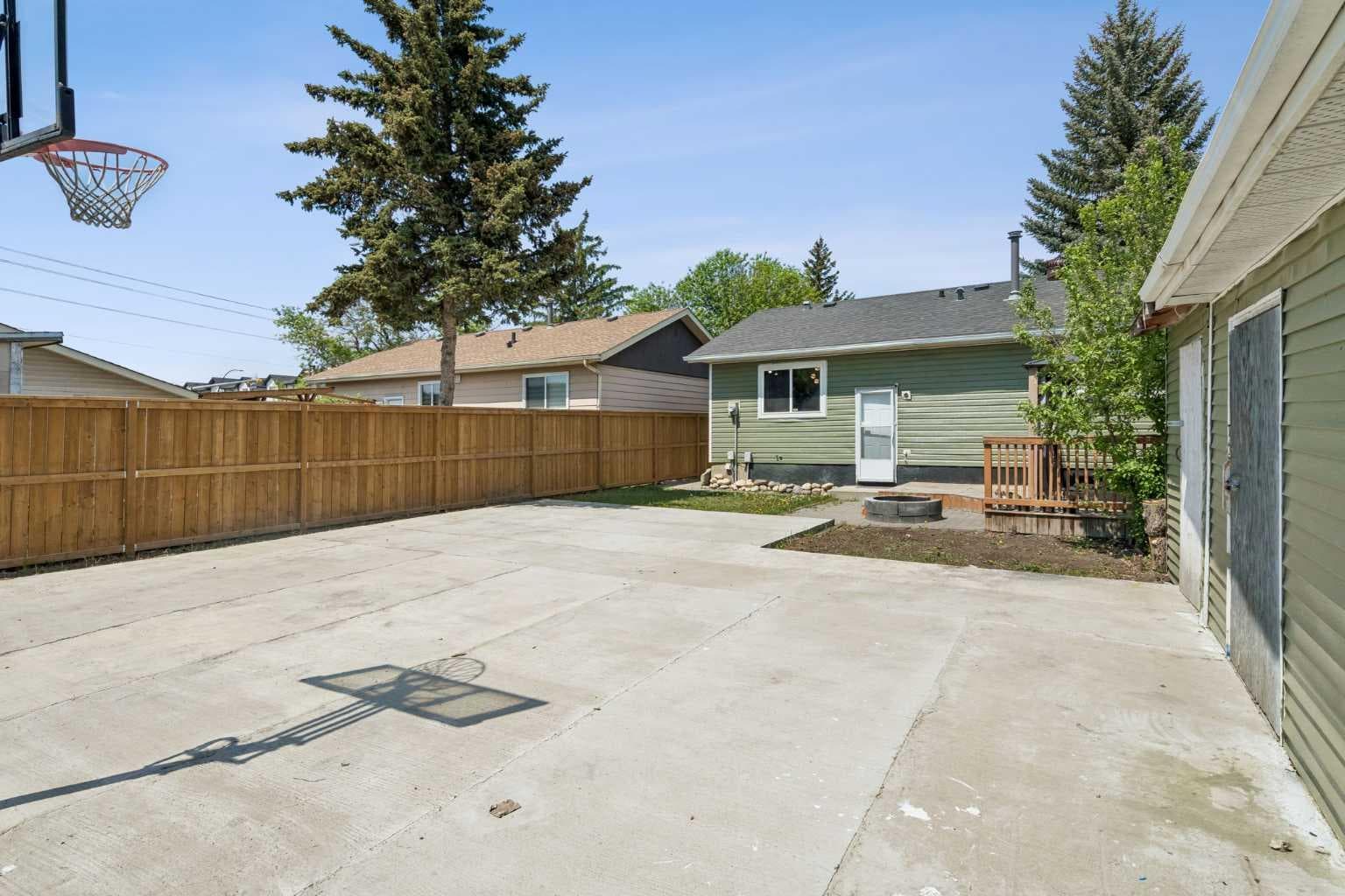 83 Appletree Close SE