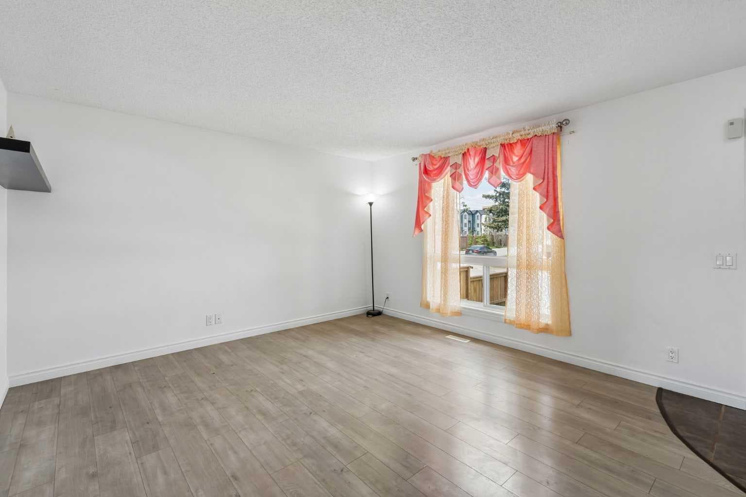 83 Appletree Close SE