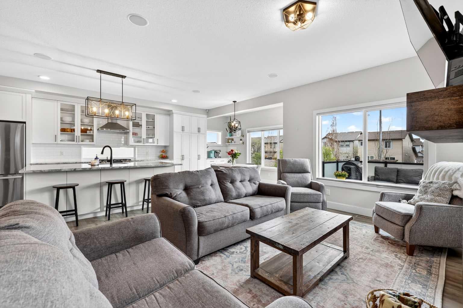 652 Reynolds Crescent SW