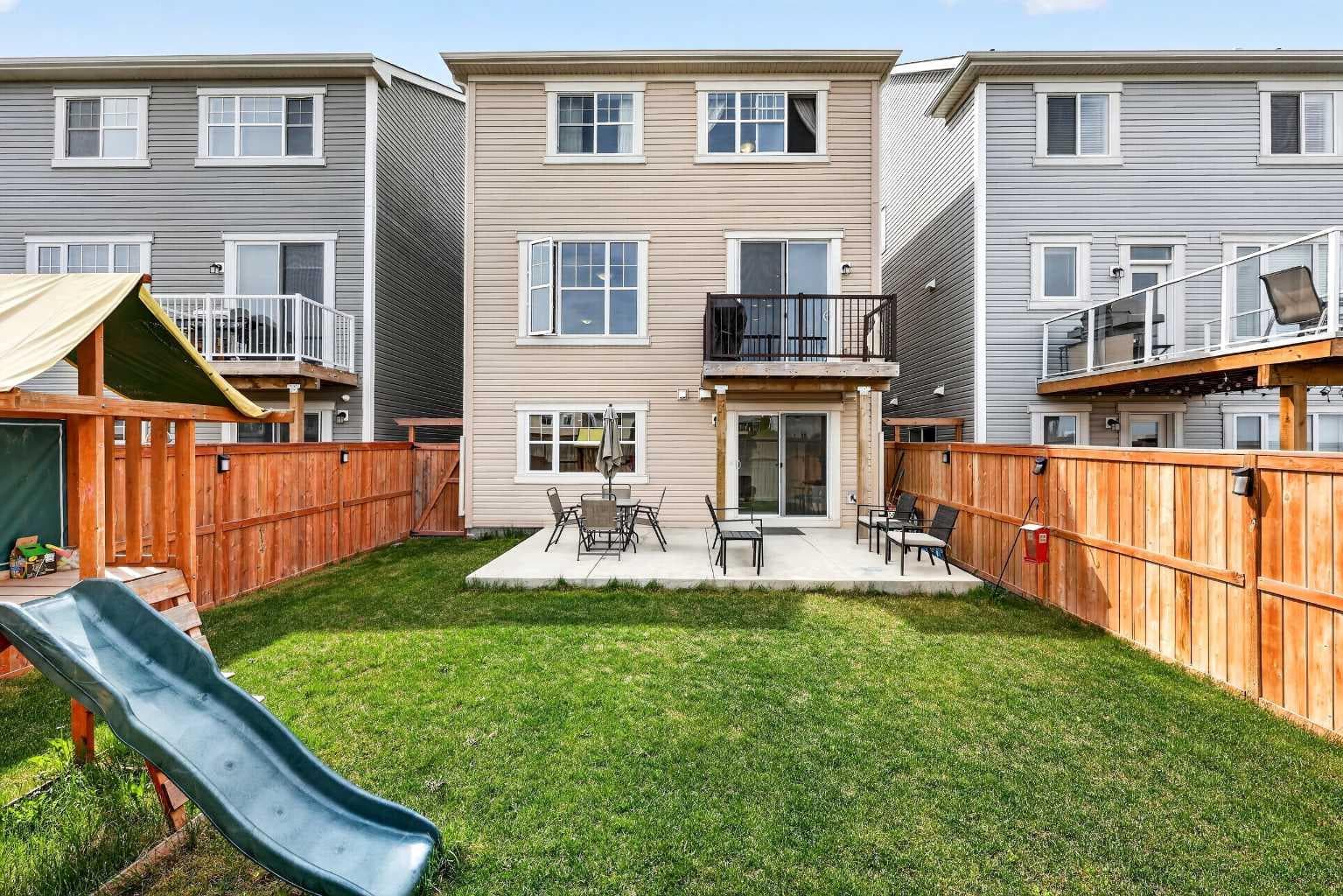 293 Windrow Crescent SW