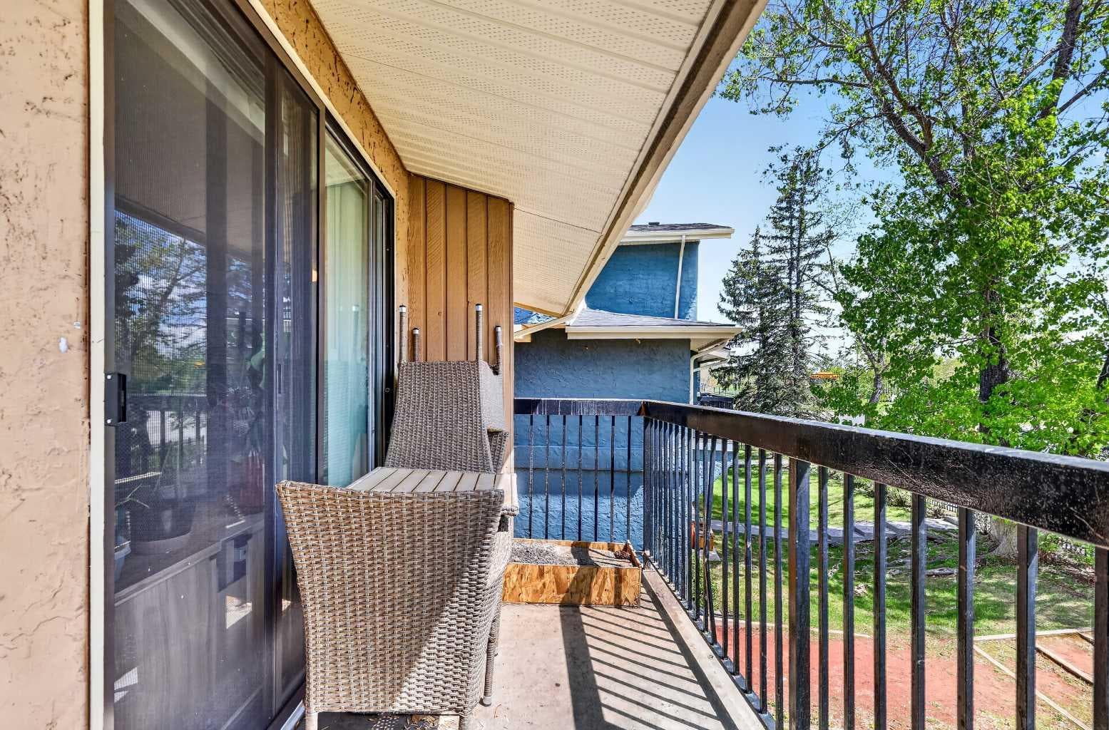1112, 2200 Woodview Drive SW