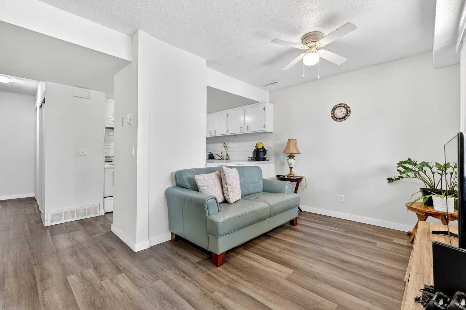 1112, 2200 Woodview Drive SW
