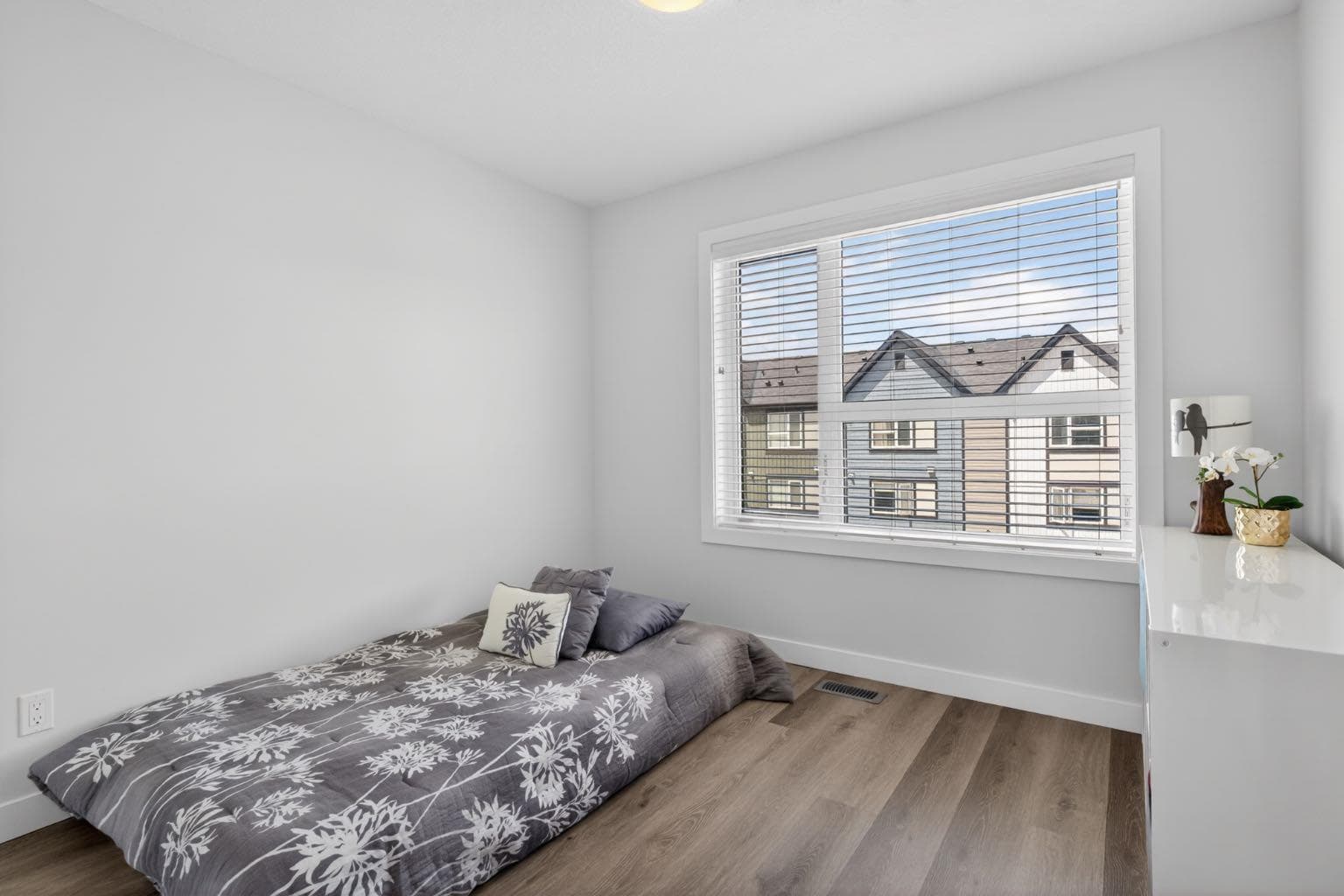 86 Evanscrest Manor NW