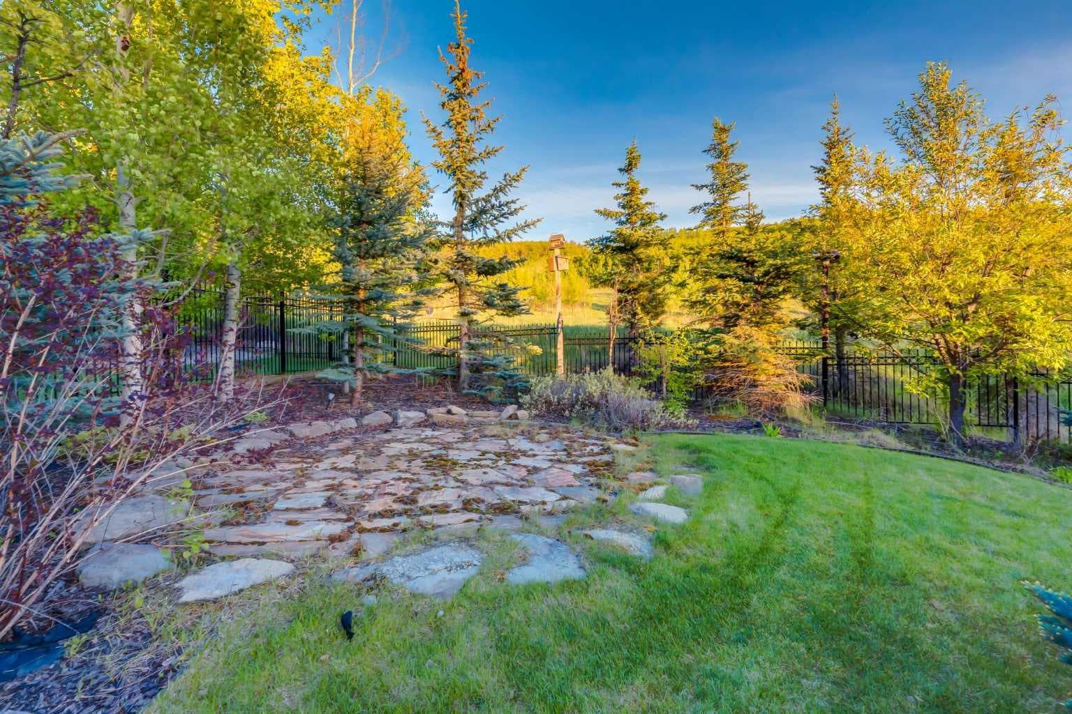 250 CRESTRIDGE Place SW