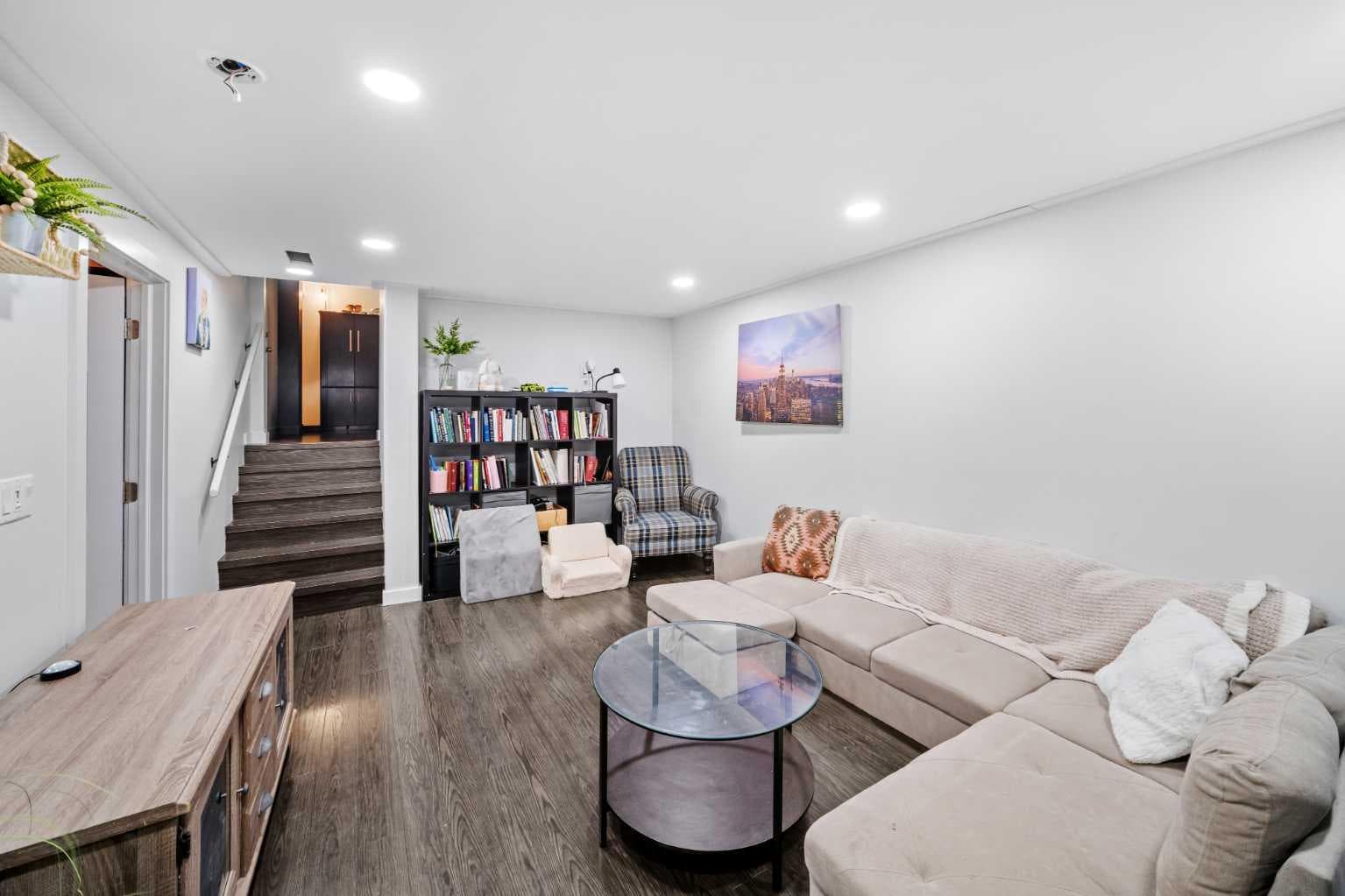 5516 Taylor Crescent NE