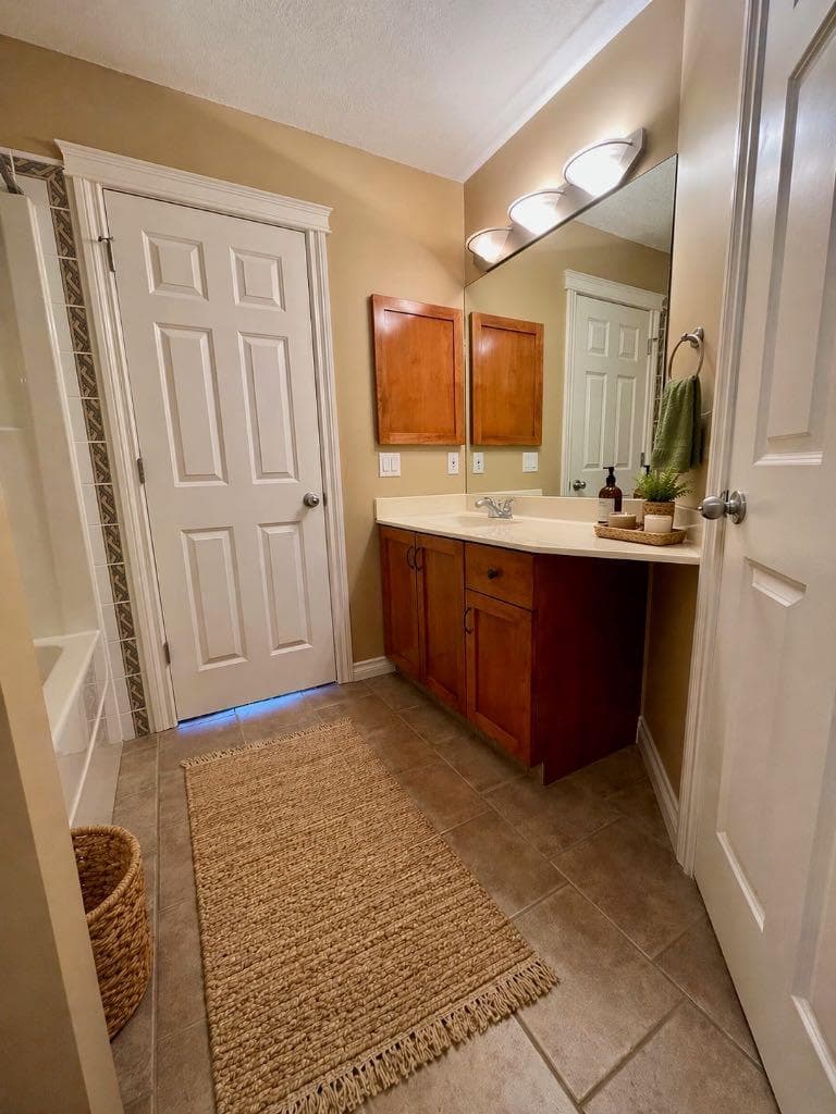 4107, 24 Hemlock Crescent SW