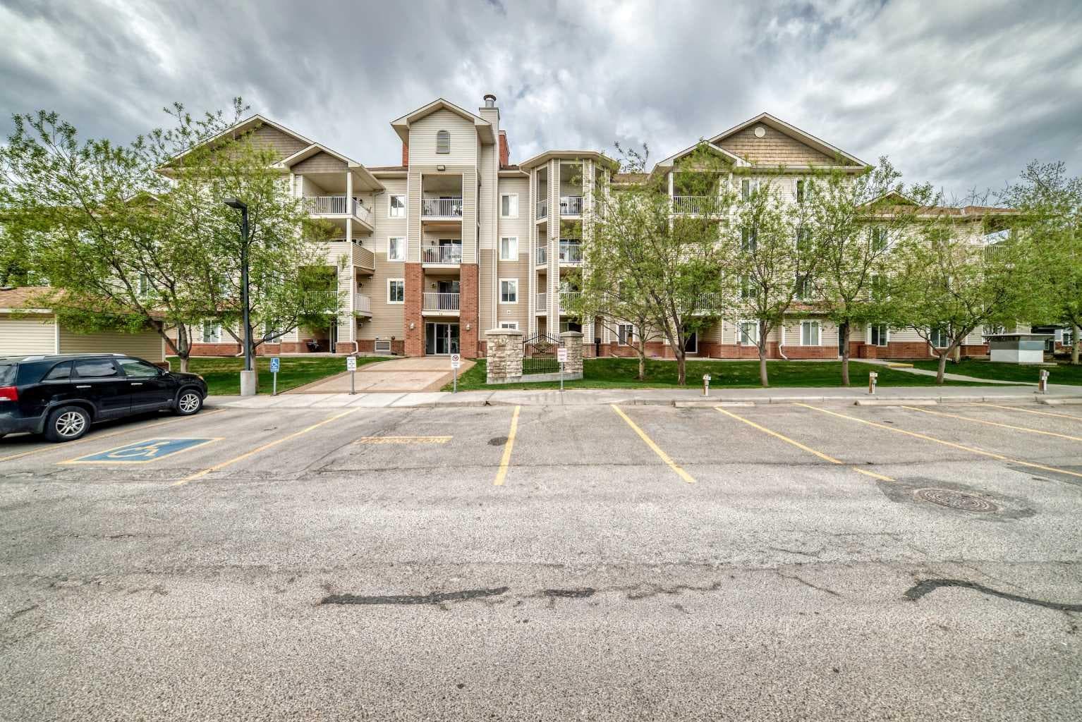 408, 16 Country Village Bay NE