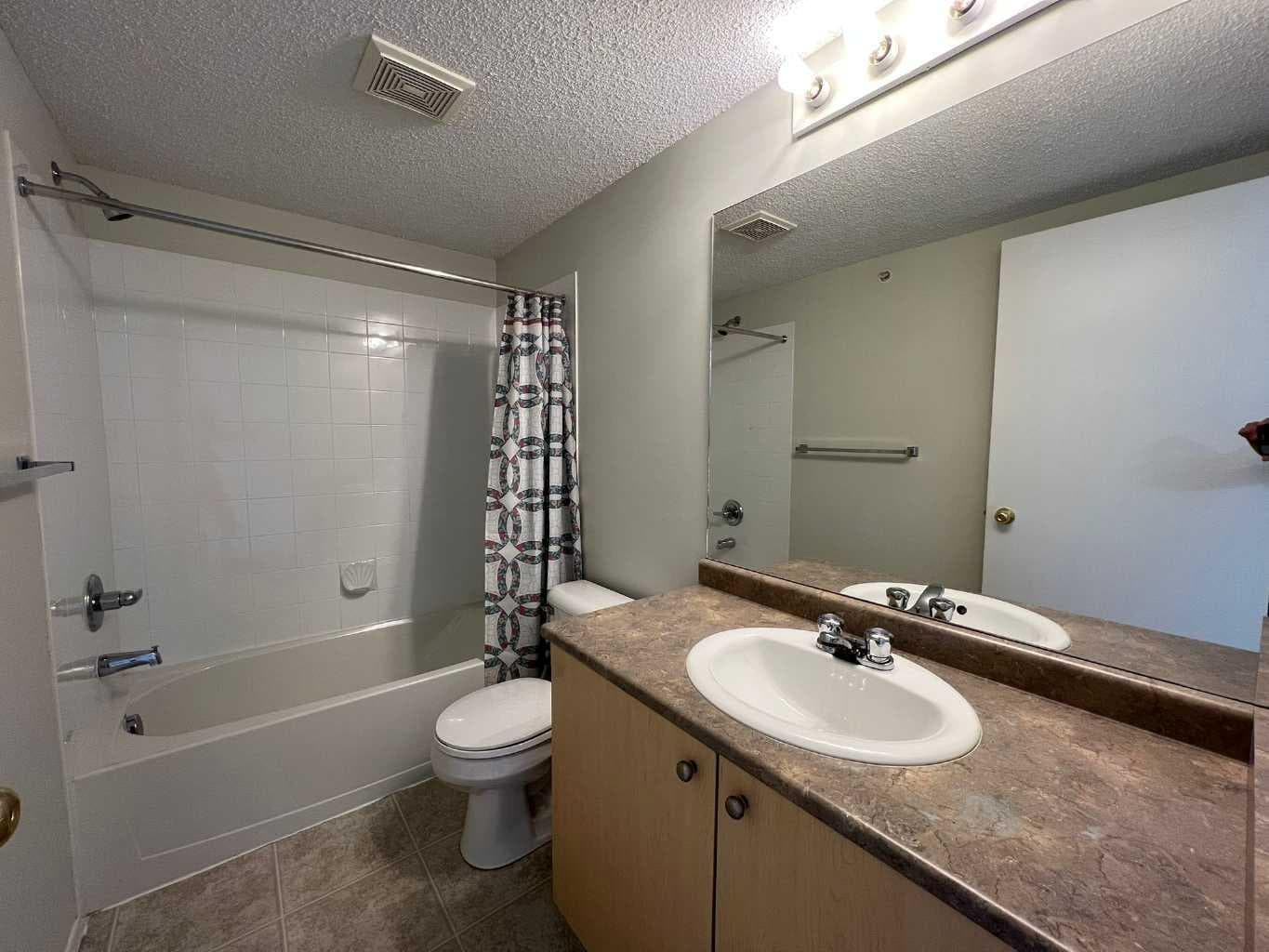 408, 16 Country Village Bay NE