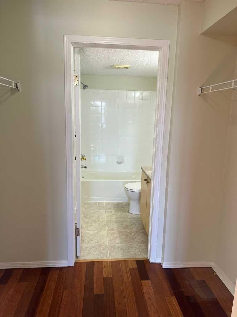 408, 16 Country Village Bay NE