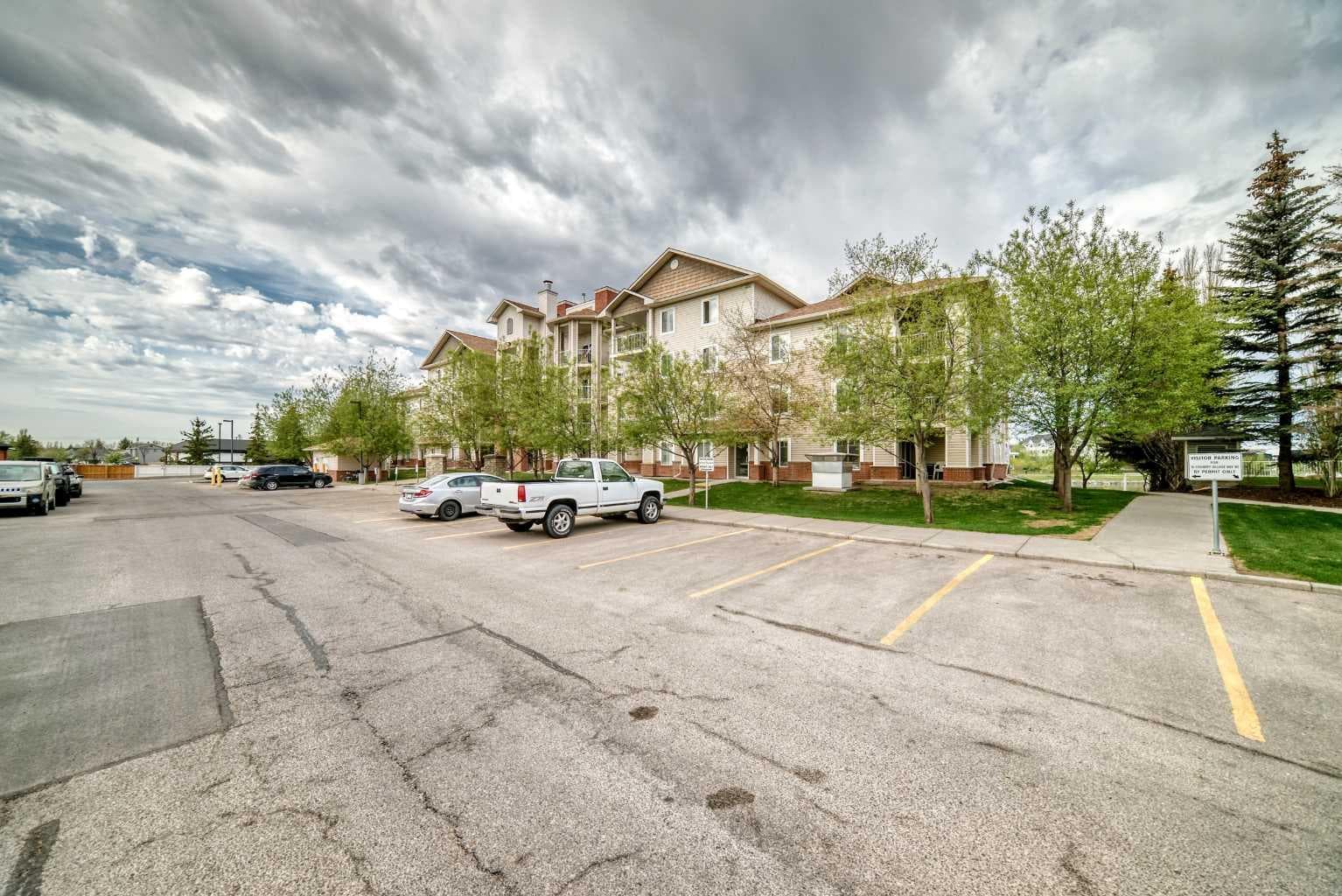 408, 16 Country Village Bay NE
