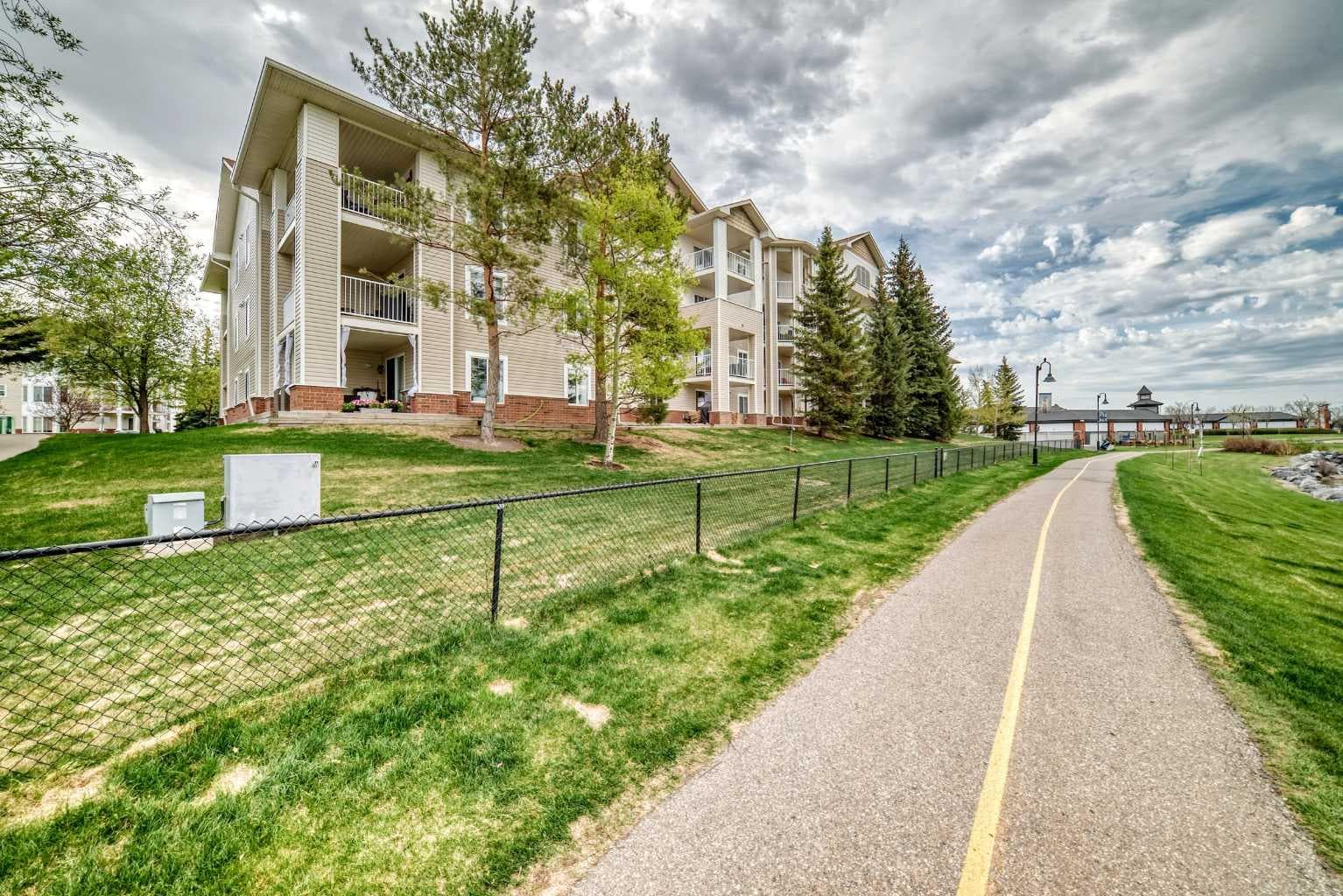 408, 16 Country Village Bay NE