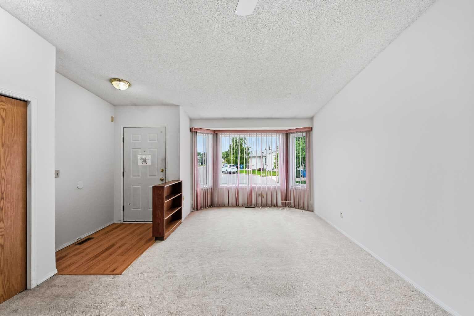 60 Rundlelawn Green NE