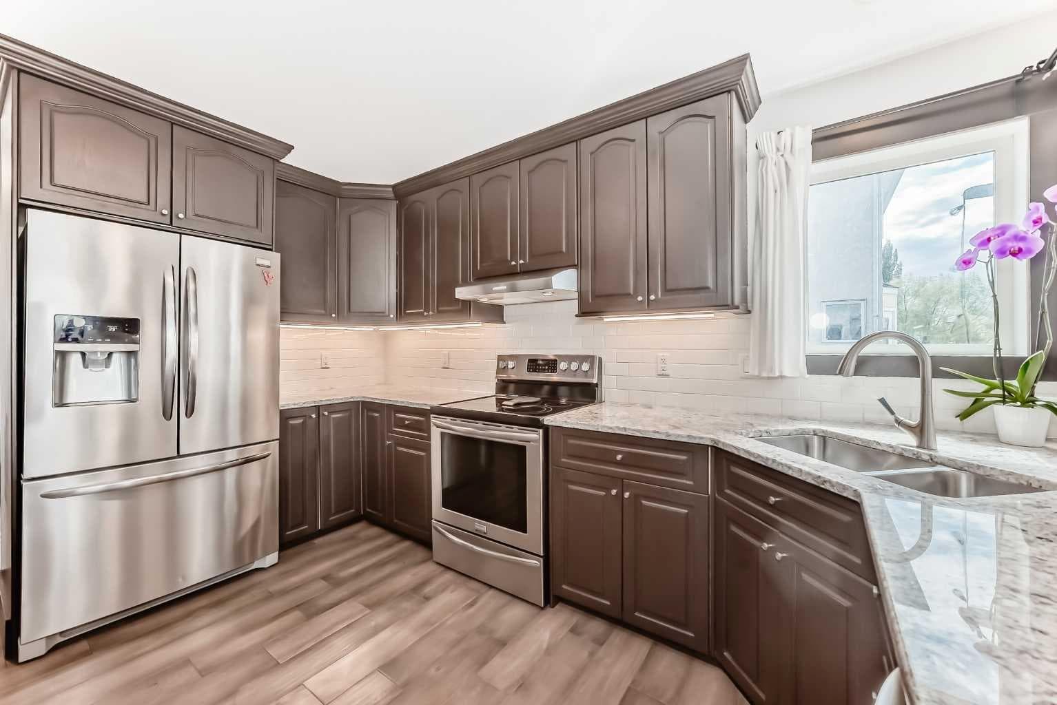 37 LAKESIDE GREENS Close 