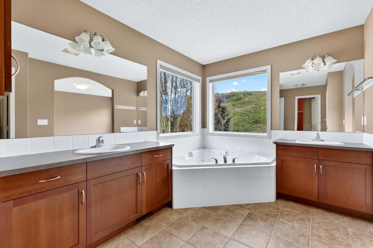 337 Discovery Ridge Boulevard SW