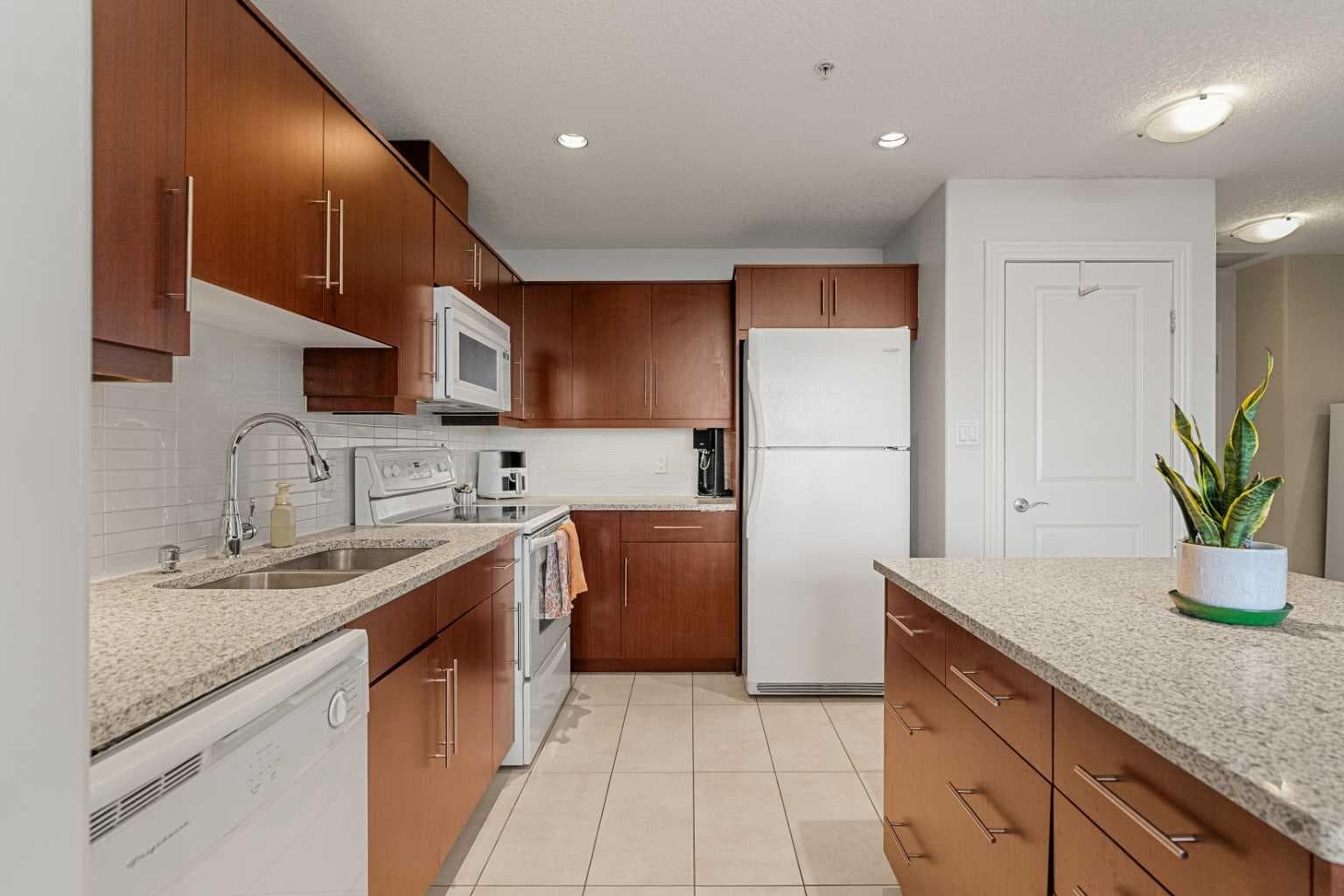 1808, 55 Spruce Place SW