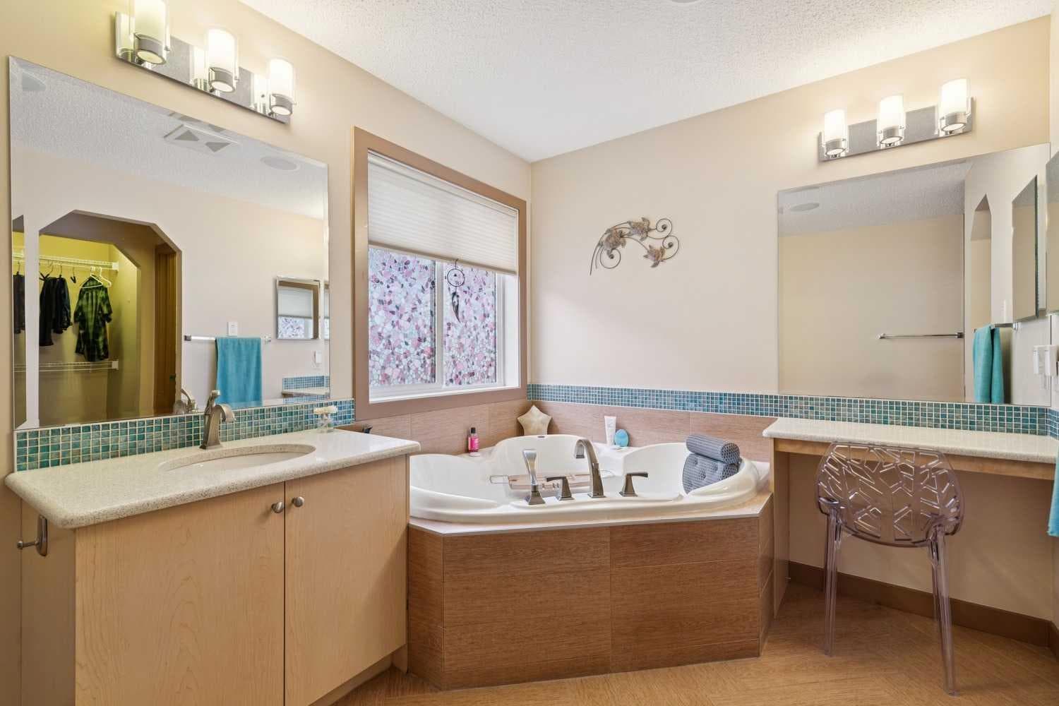 47 Silverado Skies Manor SW