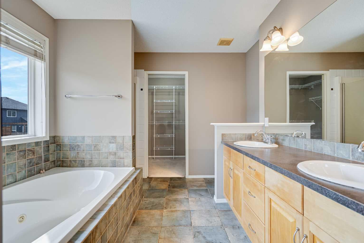 34 Kincora Drive NW