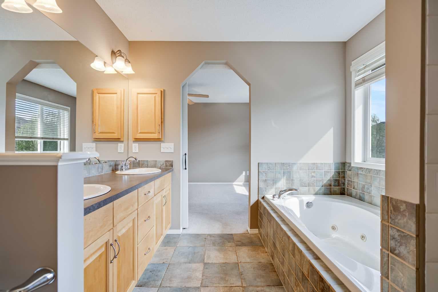34 Kincora Drive NW