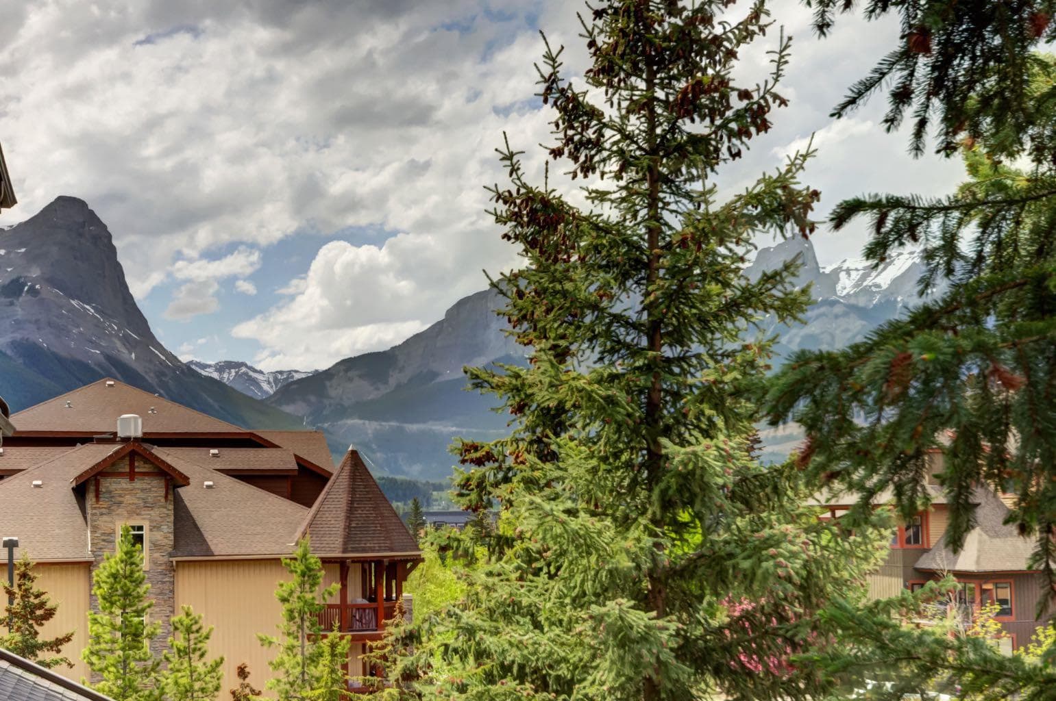 202, 186 Kananaskis Way  