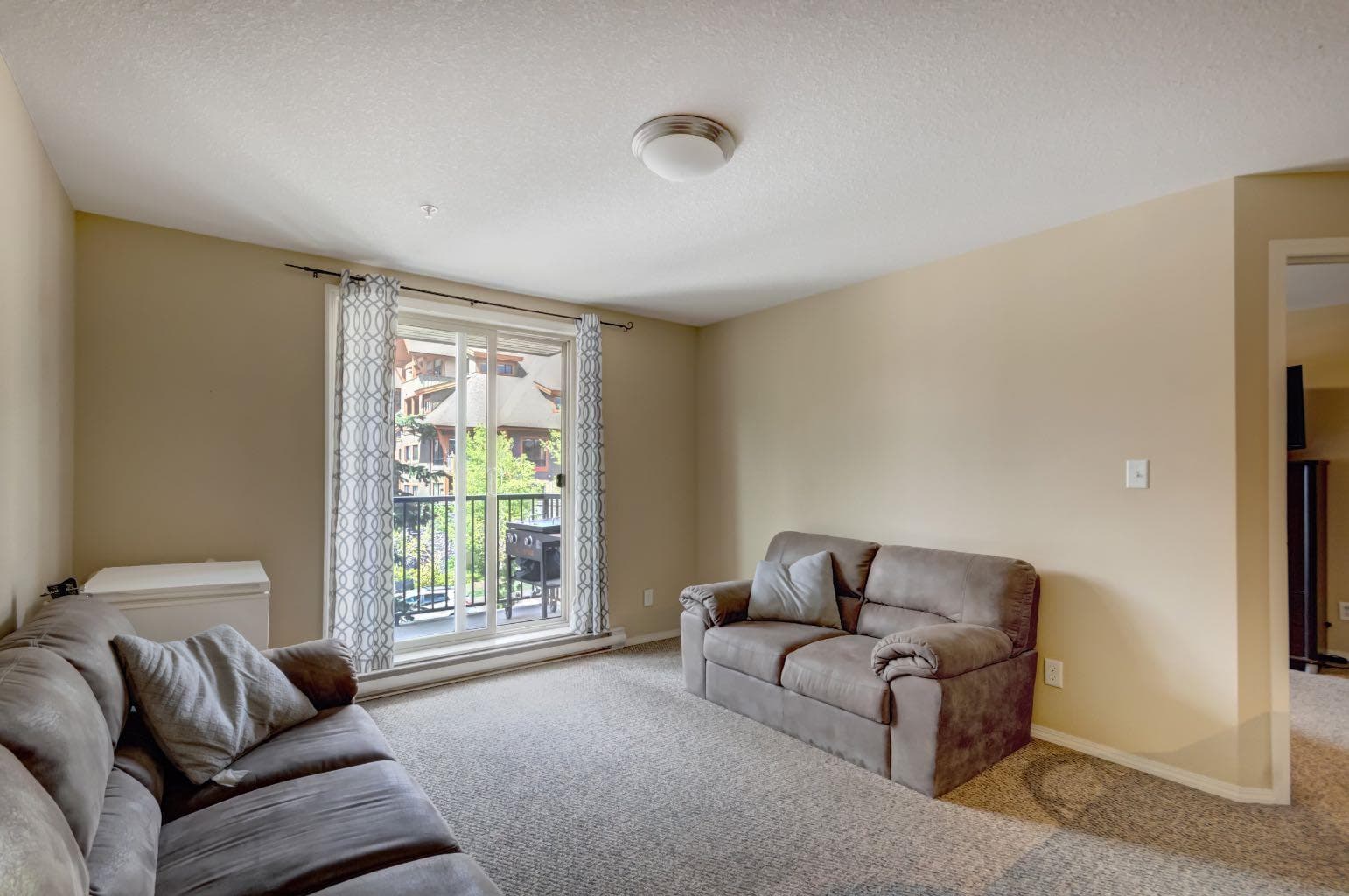 202, 186 Kananaskis Way  