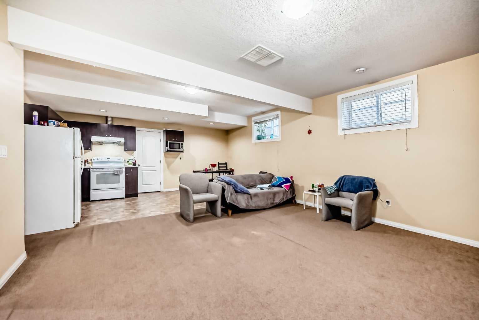 117 Saddlelake Grove NE